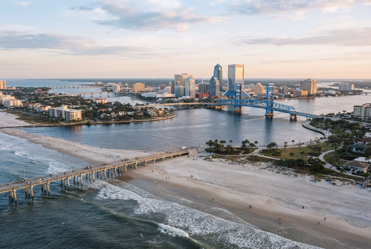 Curva do rio St. Johns em Jacksonville com os prédios do centro ao fundo e a ponte azul Main Street sobre a água