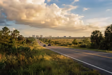 Rio de água transparente margeado por vegetação subtropical a poucos quilômetros da área urbana de Orlando
