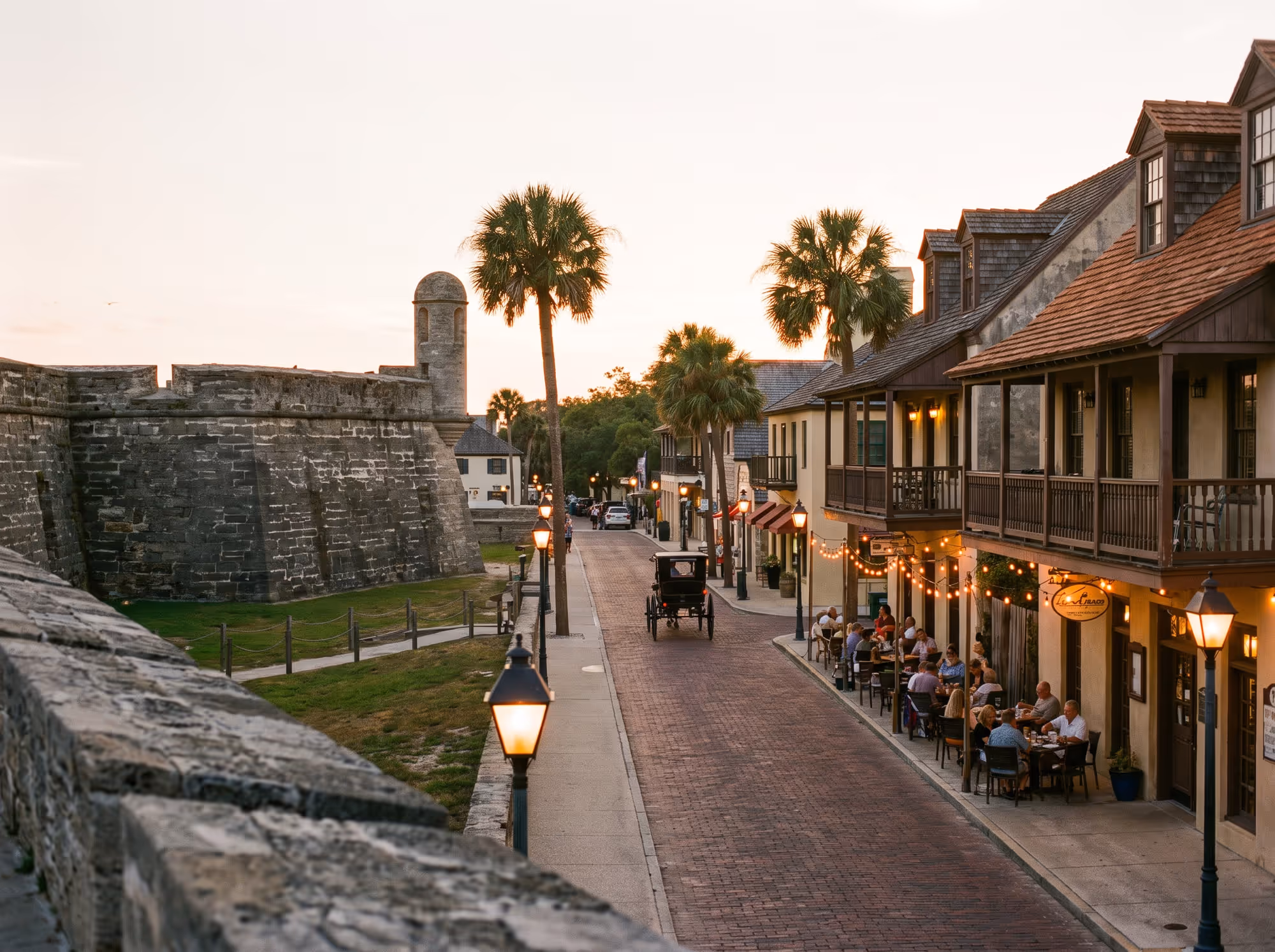 Muralha de coquina do Castillo de San Marcos com o canhão apontado para a baía de Matanzas