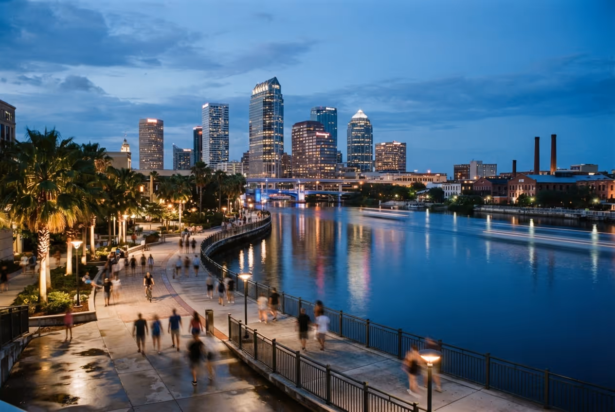 Riverwalk de Tampa à beira do rio Hillsborough com os prédios do centro refletidos na água
